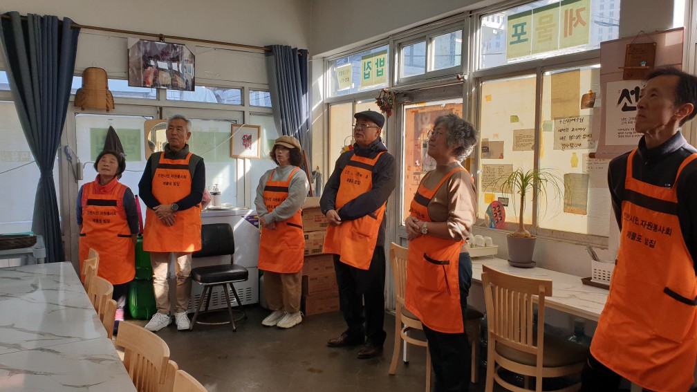 연수구 송도4동 통장자율회 봉사단은 지난달 29일 미추홀구 도화동에 있는 무료 급식소 제물포 밥집에서 28번째 배식 봉사활동을 펼쳤다